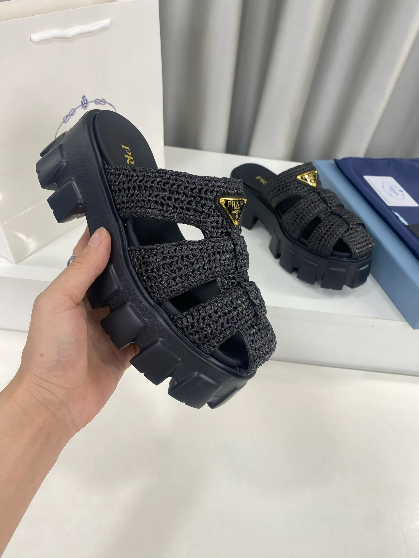👟👟Ex-factory price 520👟👟 Prada's latest bamboo cage weaving thick-soled triangle buckle sandals☑️ Latest environmentally friendly PP material, fully hand-crocheted, just like knitting sweaters, slow work and meticulous work, retro fashionable thick-soled shoes, with woven uppers, making the whole pair of shoes light and comfortable, bright colors, satisfying various choices for fashionable people with different styles! The iconic metal triangle logo is paired with the shape of ancient beach sandals. Every design element is fashionable! Size: Women's 35-39 (34, 40, custom-made, non-returnable) Full set of counter original packaging